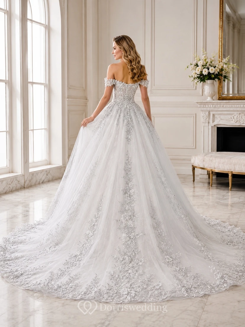 Elegantes graues Ballkleid aus Spitze mit schulterfreiem Ausschnitt, kurzen Ärmeln und bodenlanger Schleppe view 2