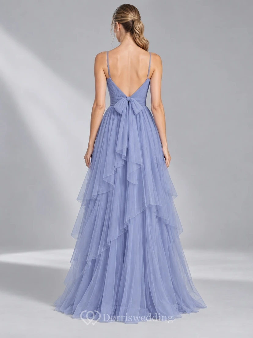 Romantisches periwinkelfarbenes Tüll-Brautjungfernkleid mit V-Ausschnitt, Spaghettiträgern und bodenlangem Stufenrock view 2