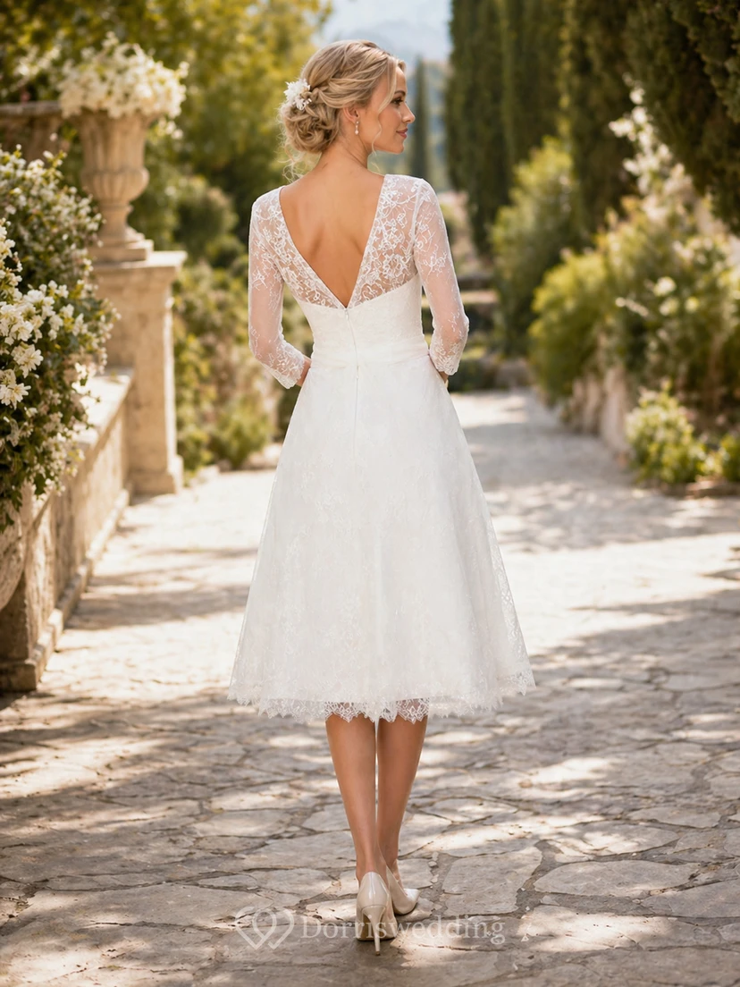 Robe trapèze courte à col rond et décolleté évasé, ornée de perles, de fleurs, d'une fermeture éclair, de dentelle et de sequins view 2