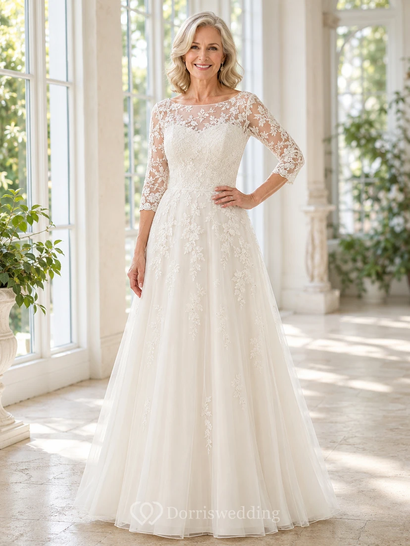 Robe de mariée longue en tulle, coupe trapèze, décolleté bateau, manches trois-quarts en dentelle, style modeste, pour mariées plus âgées. view 2