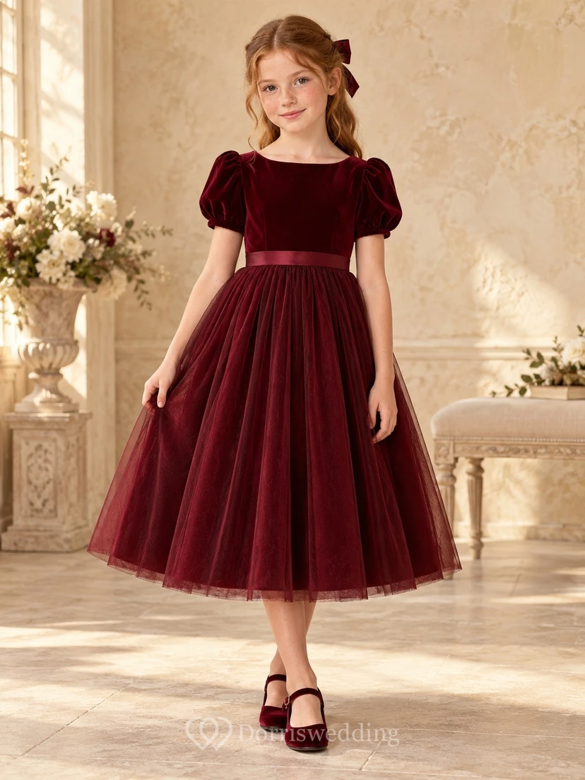 Vestido de niña de flores modesto, de corte A, color burdeos, terciopelo y tul, con mangas abullonadas y fruncido.