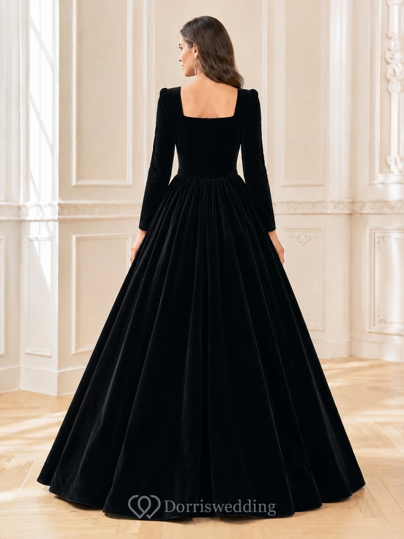 Vestido largo de terciopelo negro con cuello cuadrado y mangas largas view 2