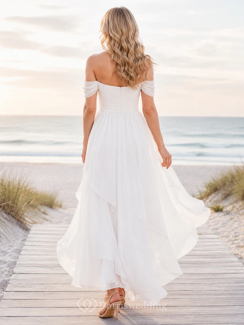 Vestido de novia bohemio romántico de gasa, corte A asimétrico, manga corta y escote Bardot, estilo bohemio, ideal para bodas en la playa. view 2