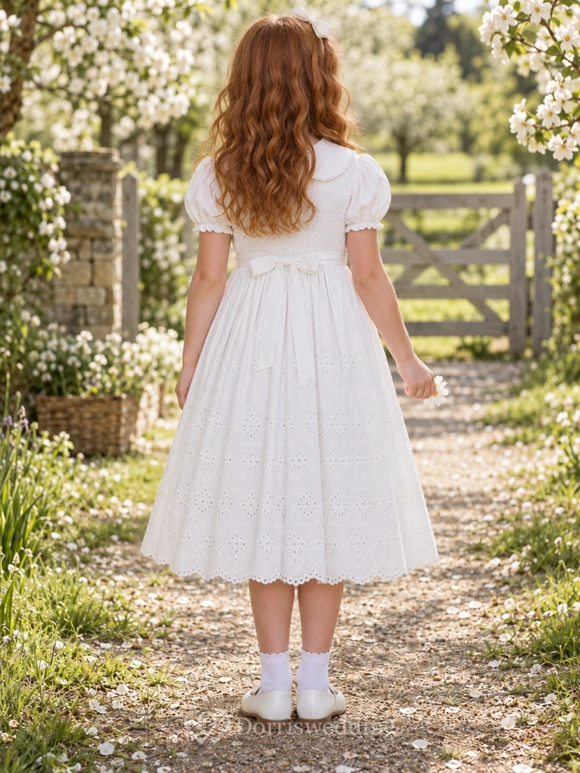 Vestido de niña de flores vintage blanco con estampado floral, corte en A, mangas abullonadas y cuello Peter Pan, hasta la rodilla. view 2
