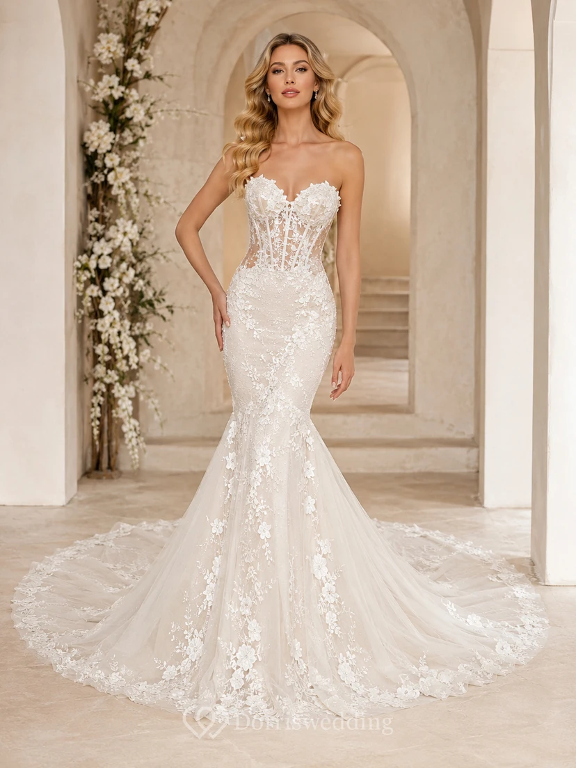Robe de mariée sirène bustier en dentelle ravissante avec encolure cœur et traîne chapelle ornée d'appliques. Galerie de robes de mariée.