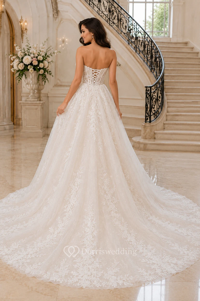 Brautballkleid aus Spitze mit trägerlosem Ausschnitt und Kapellenschleppe view 2
