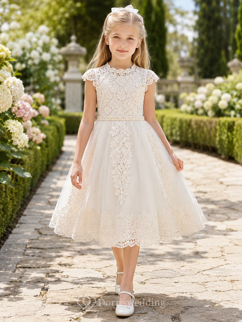 Hochgehäkeltes Spitzenkleid mit kurzen Ärmeln zur Erstkommunion