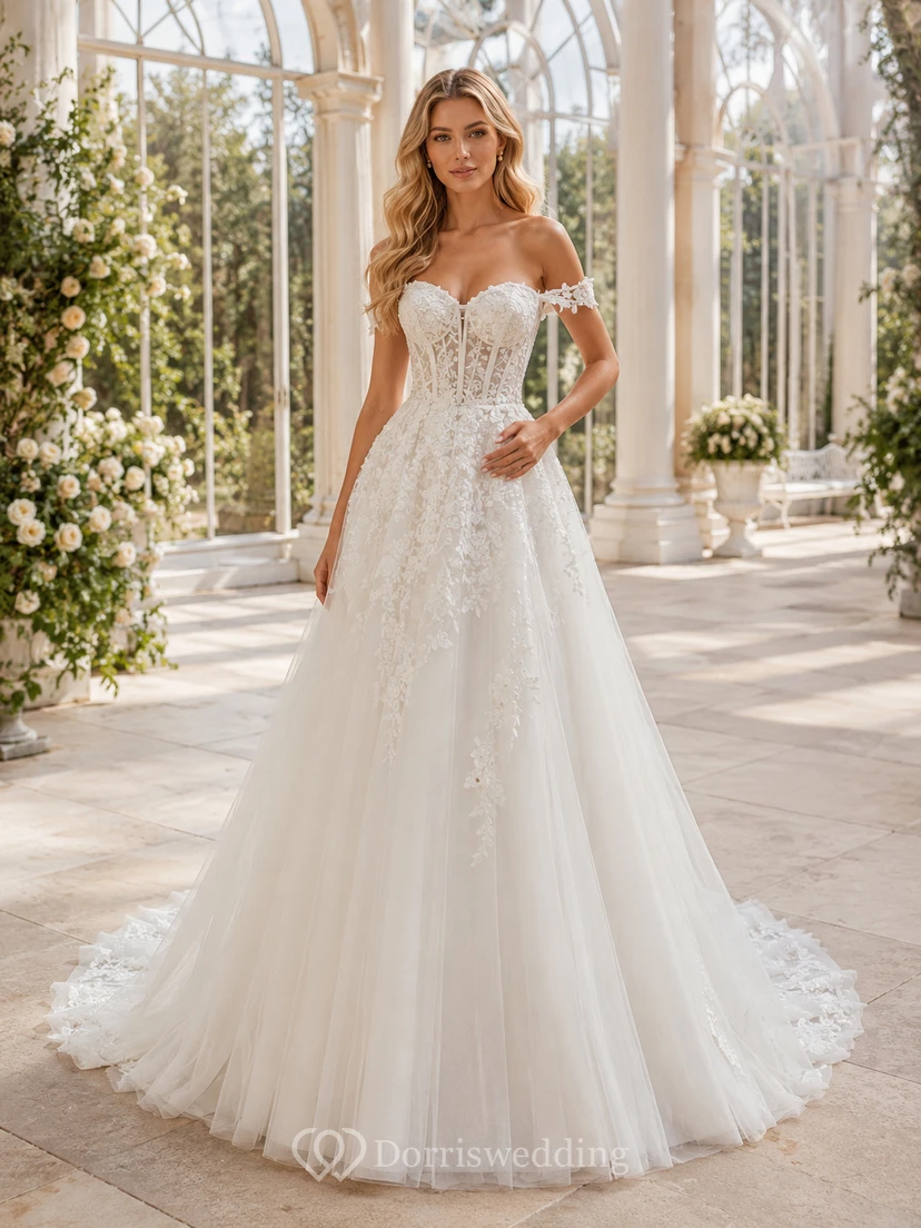Robe de mariée Gallery Bridal en dentelle et tulle classique, bustier cœur, sans manches, coupe trapèze, traîne chapelle, applications florales