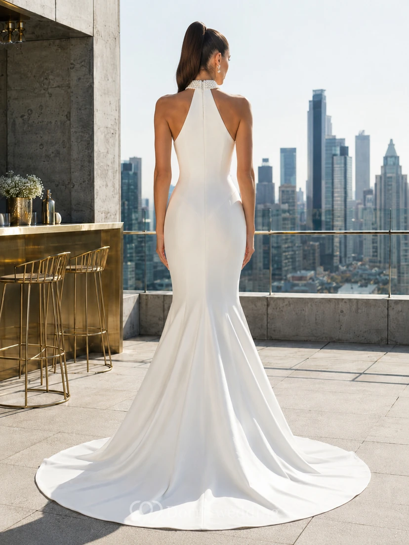 Vestido de novia minimalista de satén, estilo sirena, sin mangas, con escote halter y cola. view 2