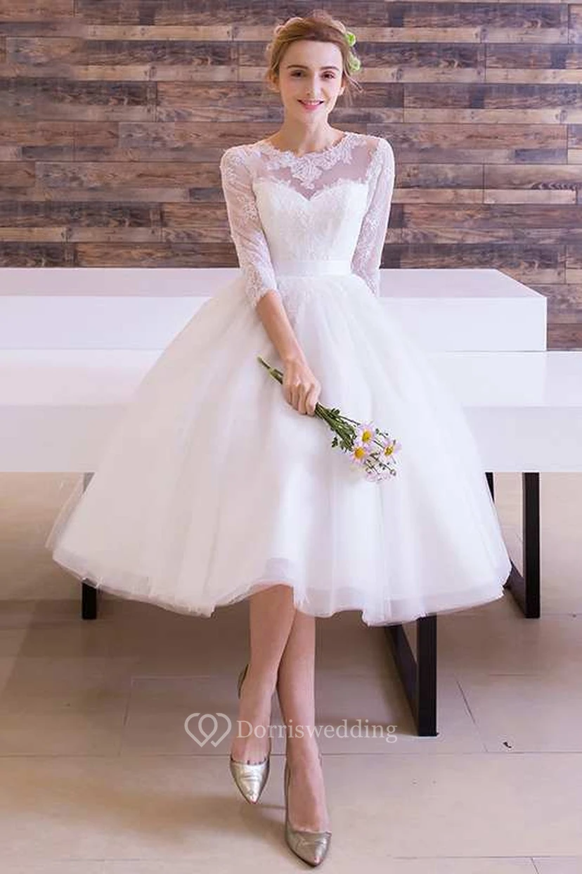 Robe en dentelle plissée à manches longues et col rond, longueur thé, manches longues, plissée.