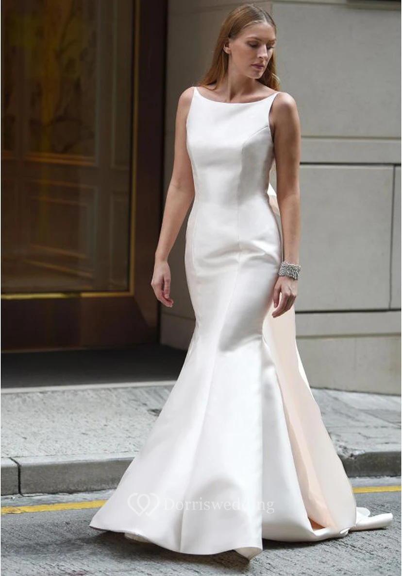 Robe de mariée simple en satin, col bateau, dos nu, sans manches, avec nœud. view 2