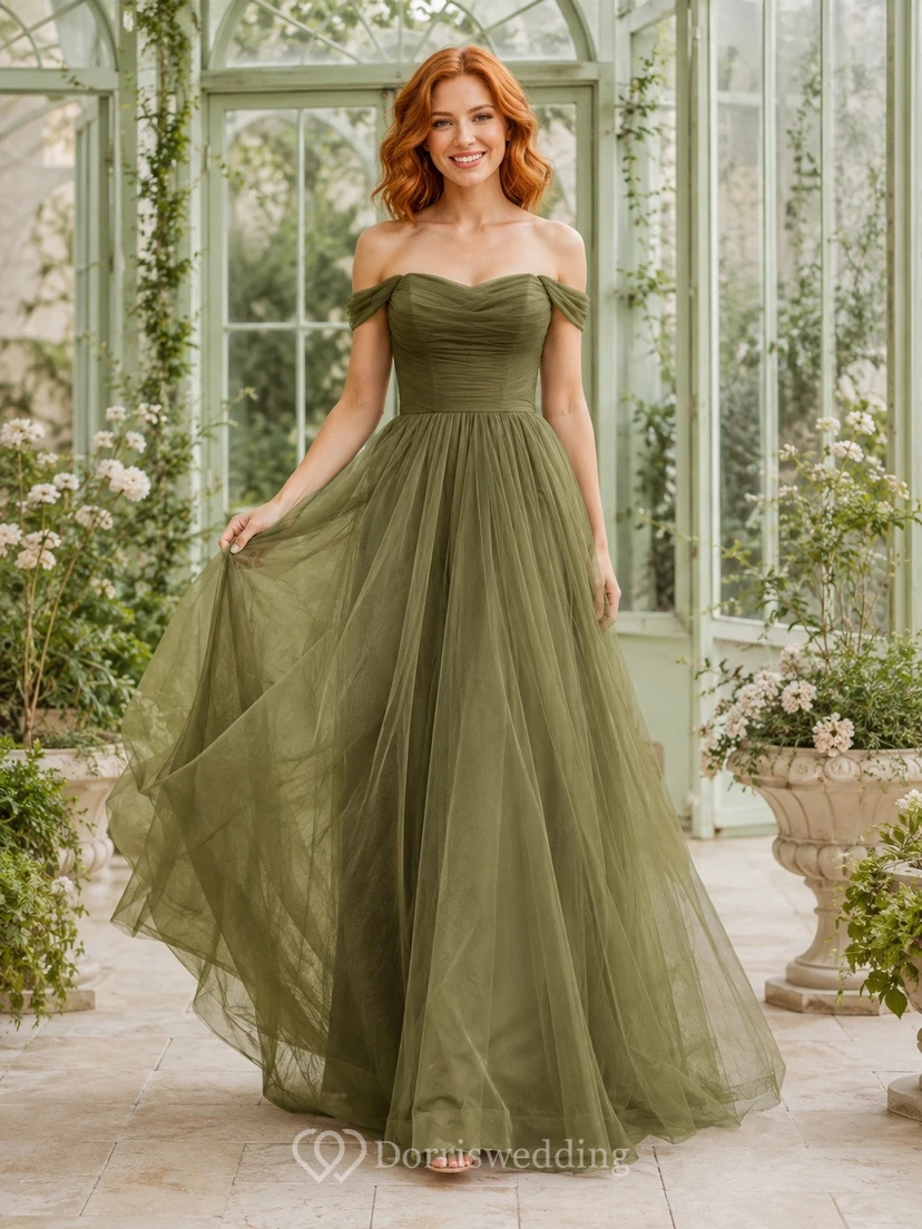 Vestido de noche largo hasta el suelo, estructurado, de tul verde oscuro, hombros descubiertos y manga corta.