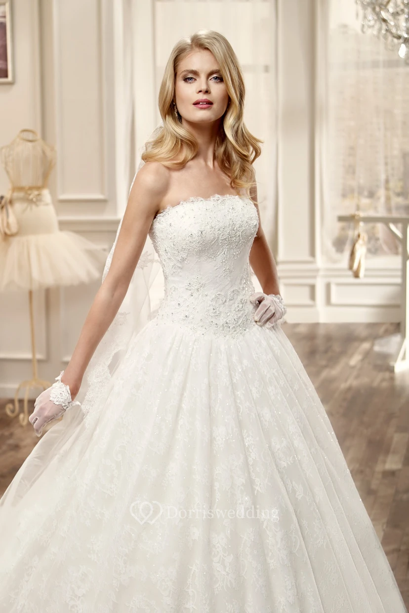 Trägerloses A-Linien-Brautkleid mit Faltenrock und perlenbesetztem Oberteil view 3