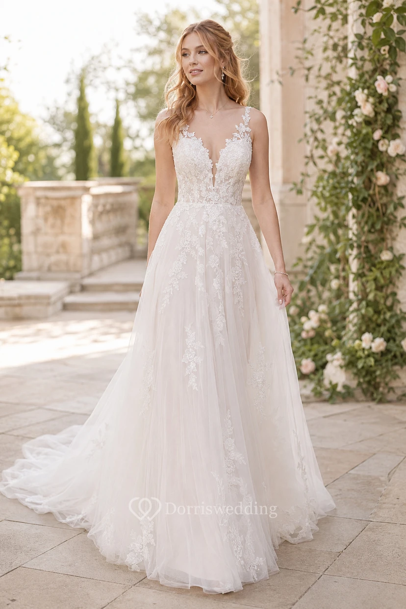 Robe de mariée en tulle de coupe trapèze, corsage en dentelle à col en V et traîne chapelle