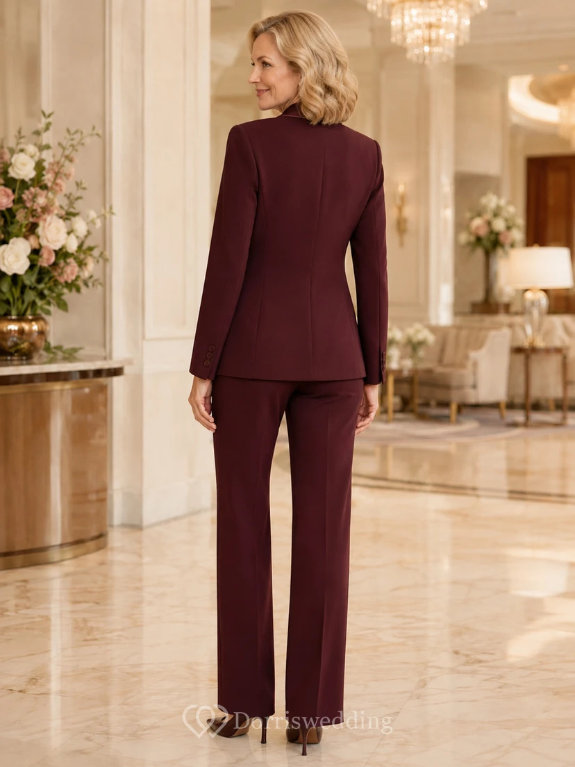 Eleganter, burgunderroter, taillierter Hosenanzug mit geradem Bein, tailliertem Blazer und Wasserfallkragen für die Mutter der Braut. view 2