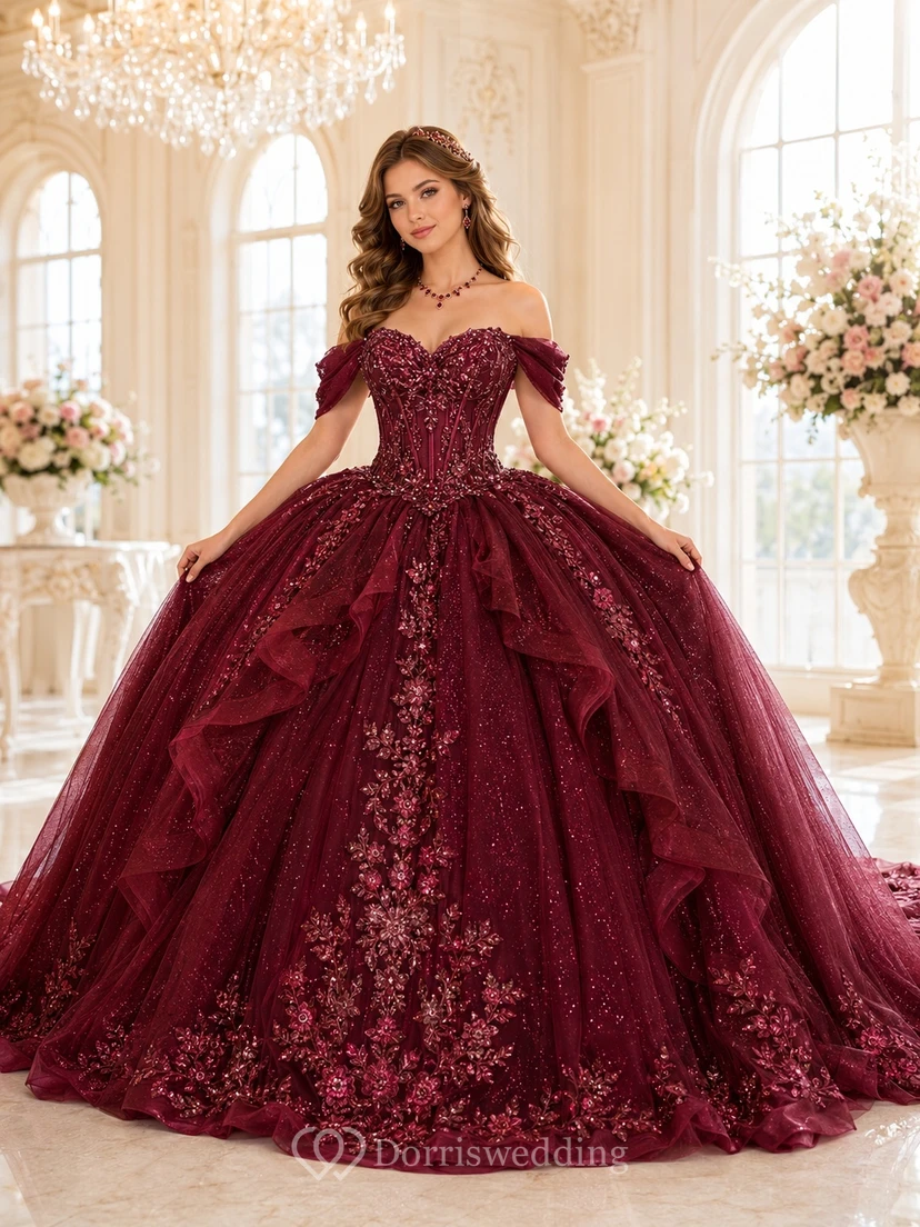 Vestido de quinceañera color borgoña, de tul y encaje, con hombros descubiertos, mangas abullonadas, volantes y cola de capilla. Lujoso.