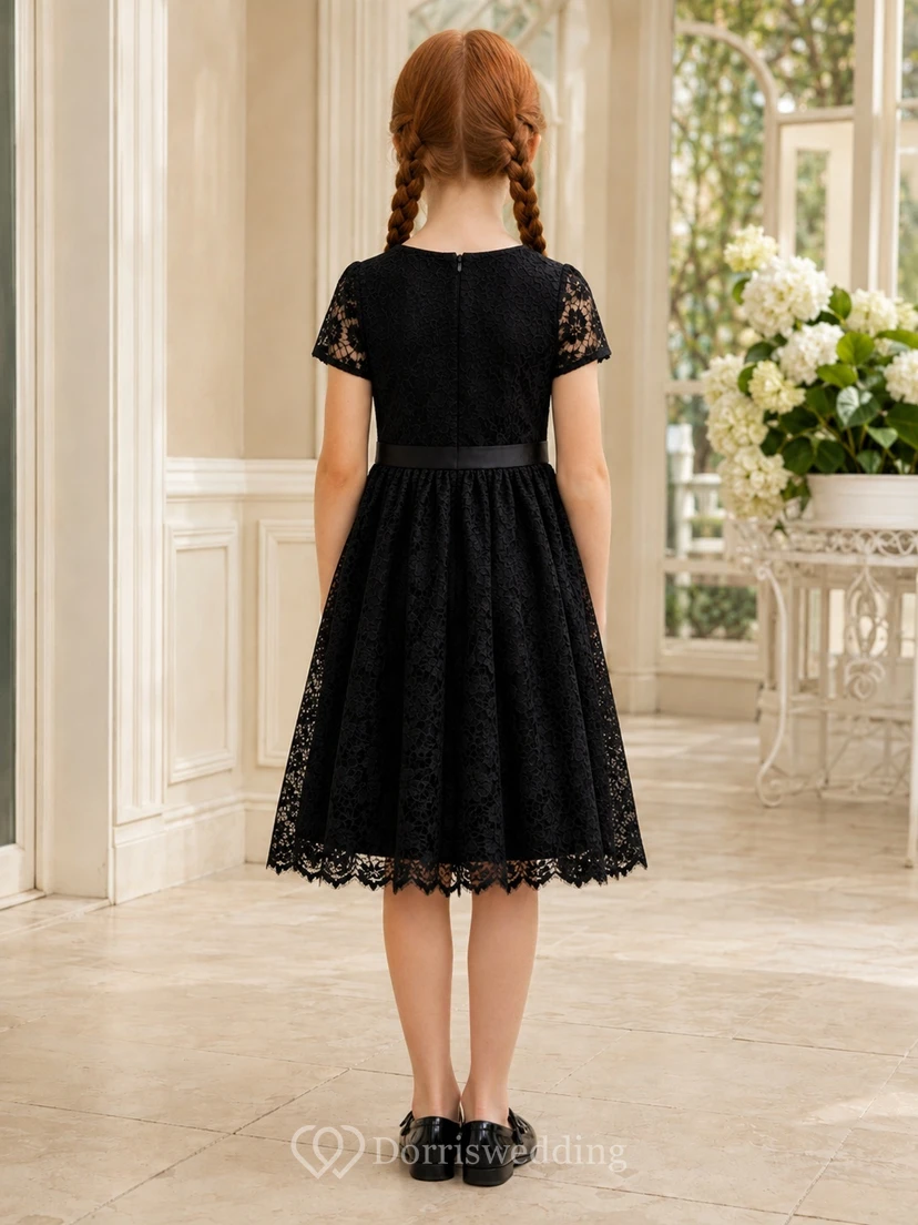 Vestido de niña de flores negro vintage de encaje con mangas cortas y fajín, corte A, largo hasta la rodilla. view 2