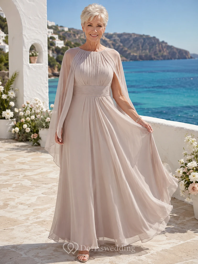 Taupefarbenes, schlichtes, bodenlanges Strandkleid für die Mutter der Braut mit Rundhalsausschnitt, langen Cape-Ärmeln, Faltenrock, Empire-Schnitt und A-Linien-Schnitt.