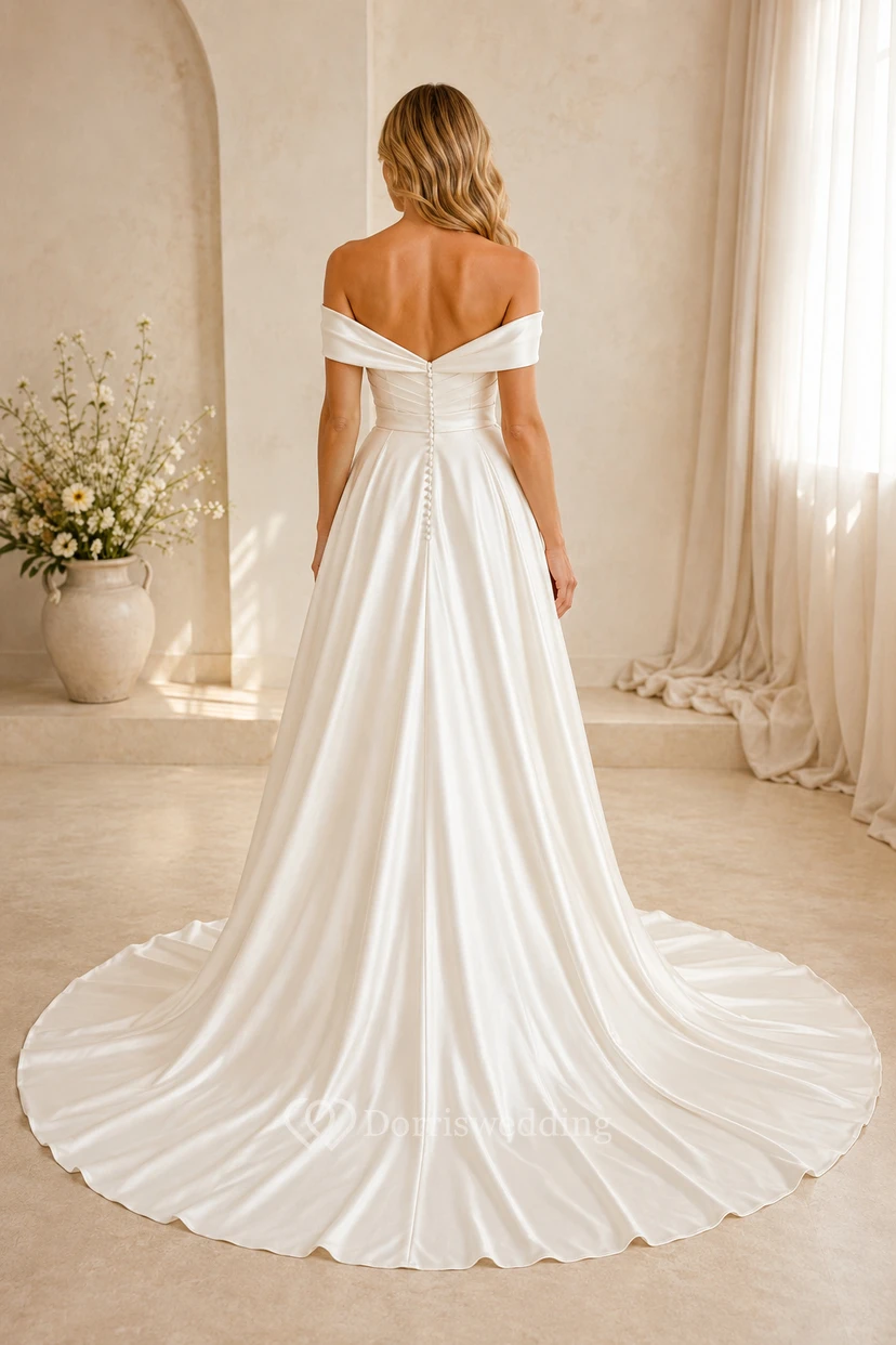 Robe de mariée en satin, robe de bal, épaules dénudées, traîne. view 2