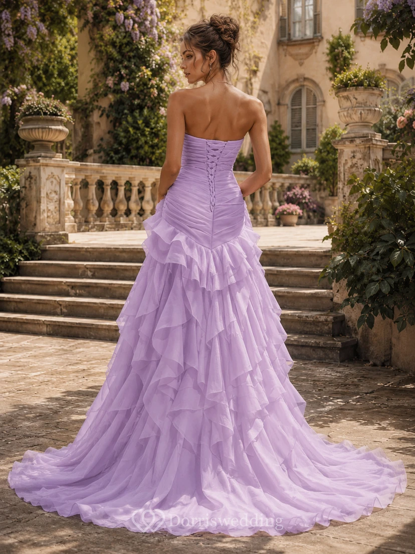 Vestido de fiesta de tul color champán, sin tirantes, con escote corazón, corte sirena, cola larga, volantes y capas. view 6