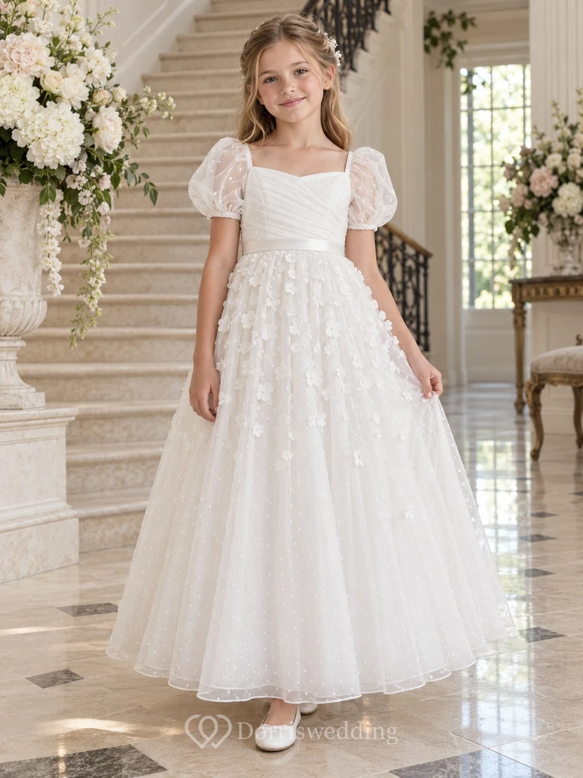 Vestido de niña de flores blanco con escote cuadrado, estampado floral, corte en A, tul, mangas abullonadas, largo hasta los tobillos y corpiño fruncido.