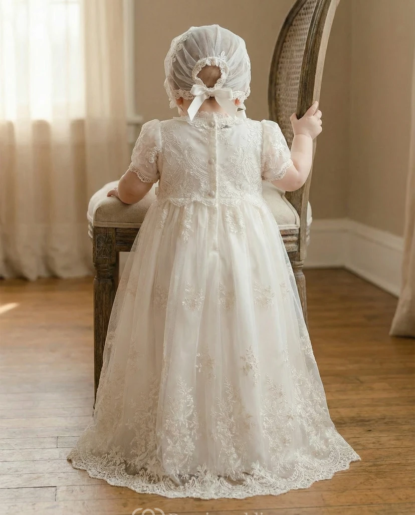 Vestido blanco de niña para bautizo con detalles de encaje y gorro. view 2