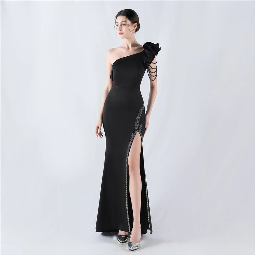 Vestido de noche con cuello oblicuo, hombros con estampado de hojas de loto, bordado artesanal y diamantes, ideal para la celebración de la reunión anual. view 41