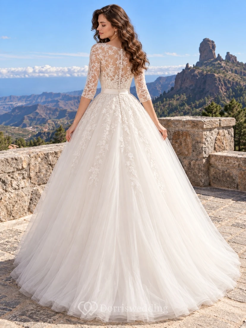 Vestido de novia romántico de gala con escote barco, mangas tres cuartos, tul, satén y encaje, con cola larga. view 2
