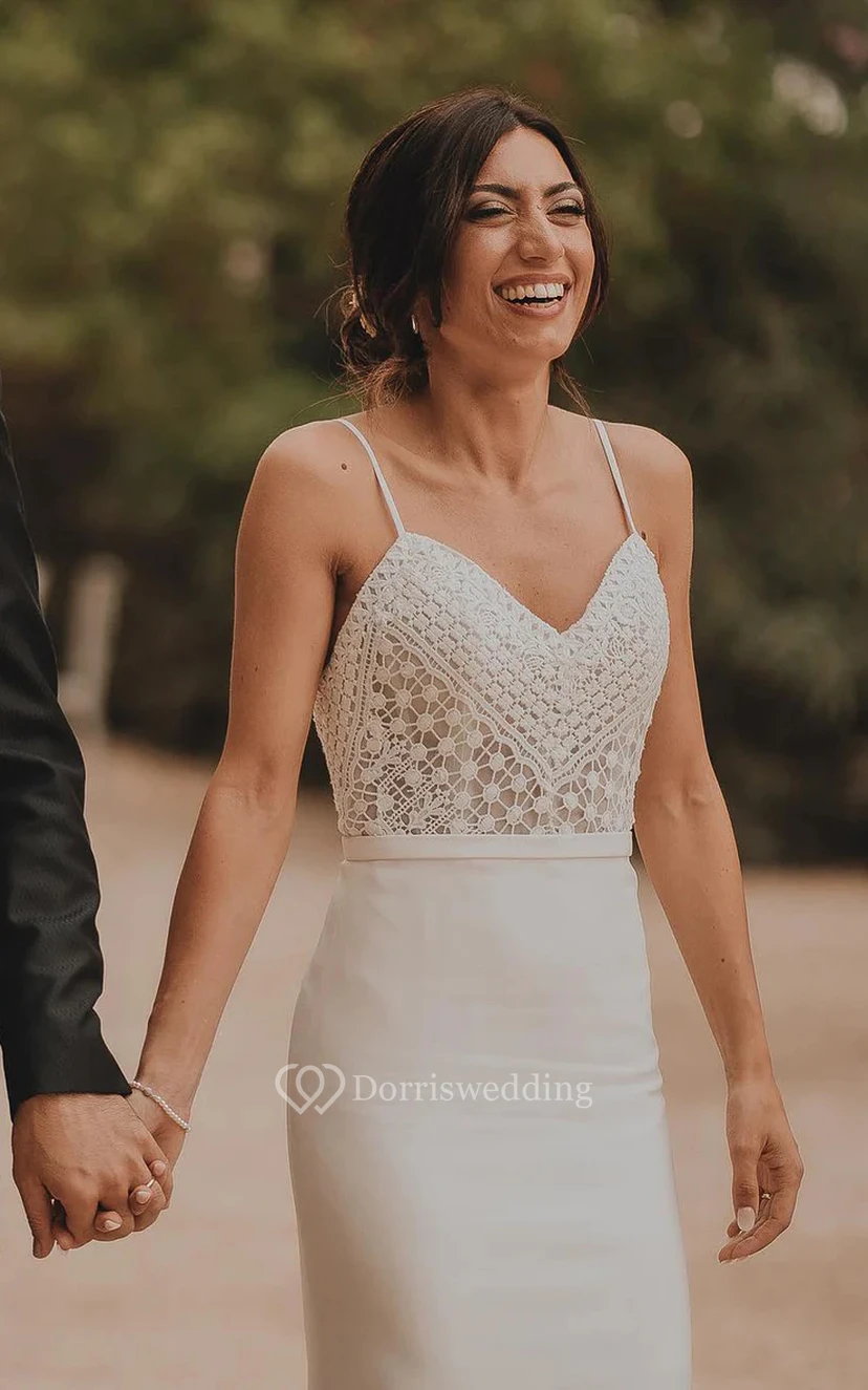 Vestido de novia sencillo estilo bohemio de tirantes finos y corte imperio con top de encaje. view 3
