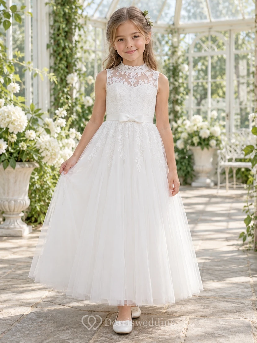 Vestido de niña de flores blanco, de corte A, sin mangas, con cuello alto y estampado floral, estilo modesto.
