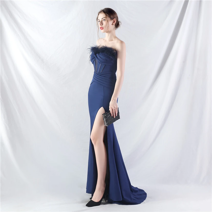 Fischgrätmusterweste, tailliertes Satinkleid mit Faltenwurf, handgefertigtes High-End-Abendkleid mit Straußenfedern view 13