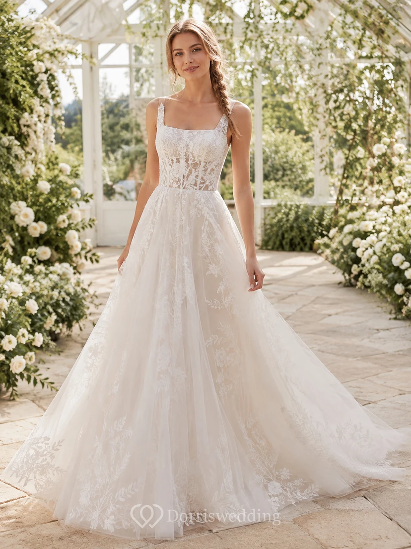 Robe de mariée romantique en dentelle et tulle, coupe trapèze, col carré, bretelles carrées, style chapelle, style jardin.