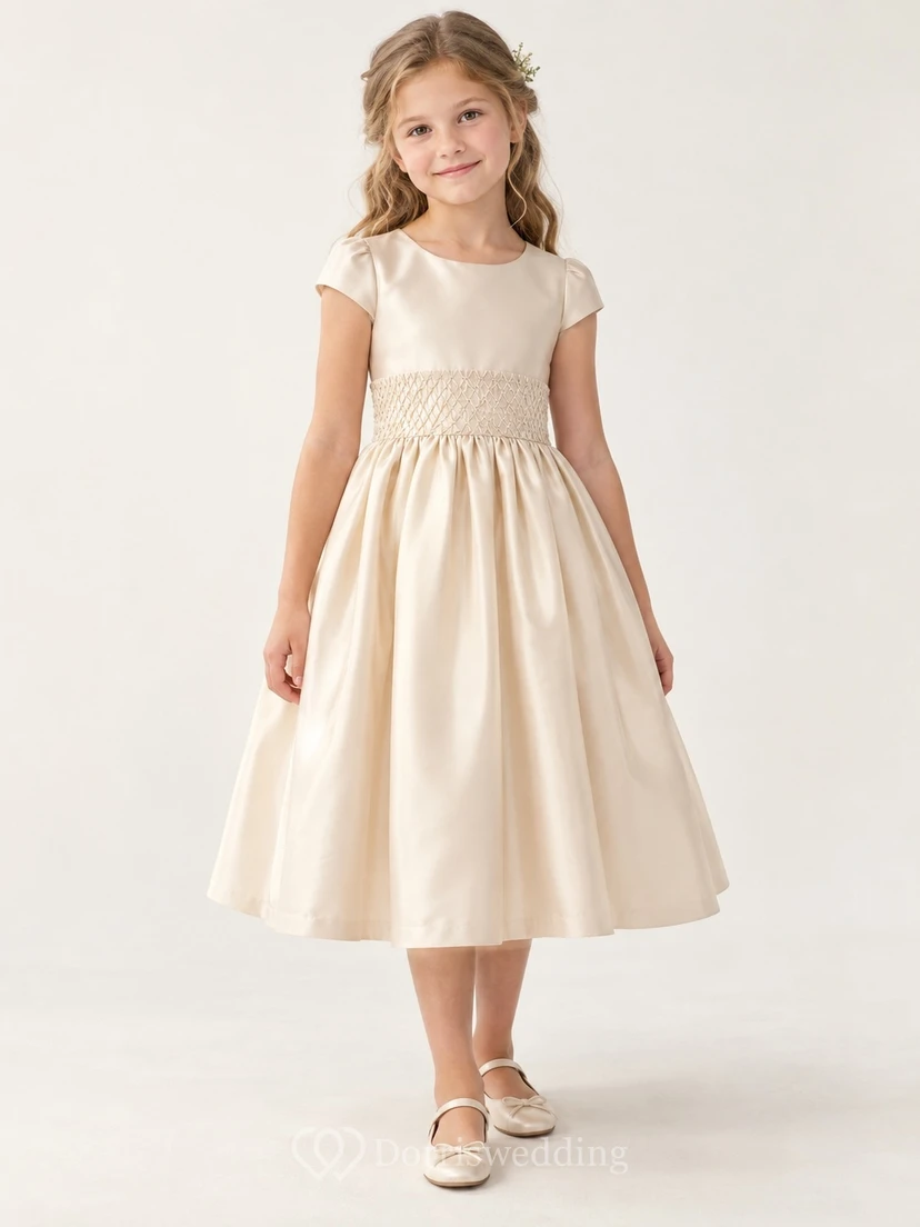 Robe de demoiselle d'honneur couleur champagne vintage, longueur thé, col rond, manches courtes souples, taille smockée, ourlet uni, boutonnée au dos, ourlet boutonné.