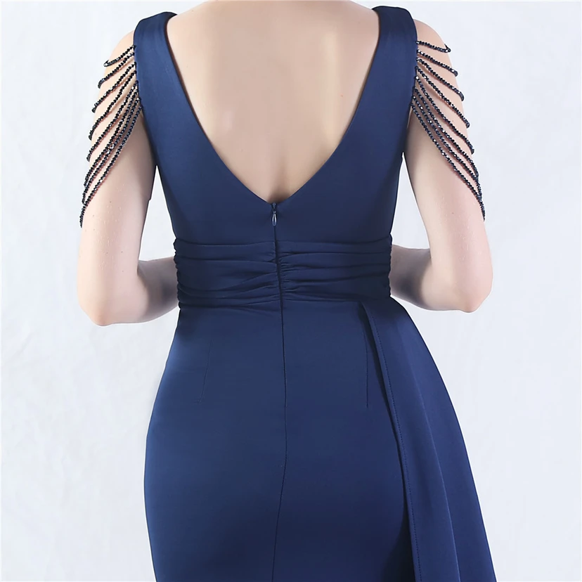 Ein Abendkleid aus insgesamt 8 Farben, gefertigt mit aufwendiger Satinfalttechnik und Perlenstickerei. view 52