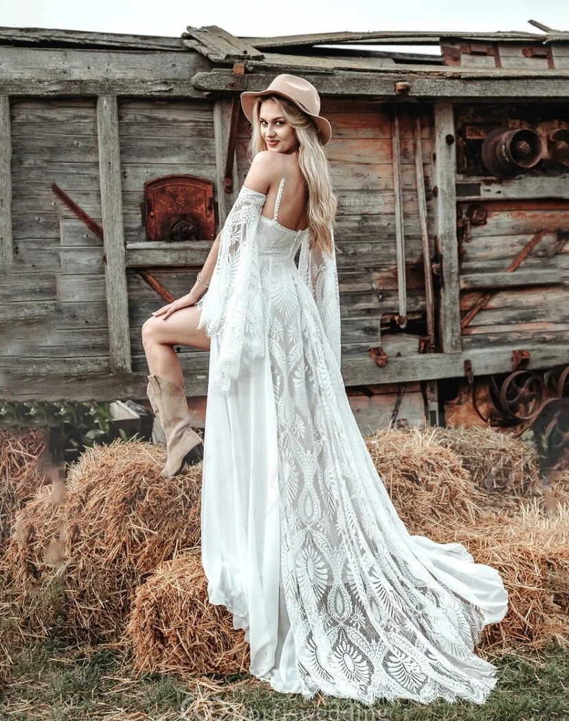 Robe de mariée bohème fourreau en dentelle fendue sur le devant, manches cloche, style champêtre view 4