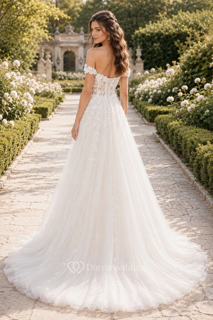 Vestido de novia de encaje y tul, corte en A, hombros descubiertos, cola larga, espalda en V baja. view 2