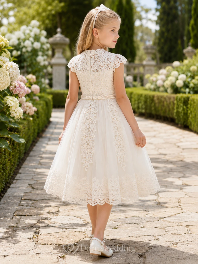 Hochgehäkeltes Spitzenkleid mit kurzen Ärmeln zur Erstkommunion view 2