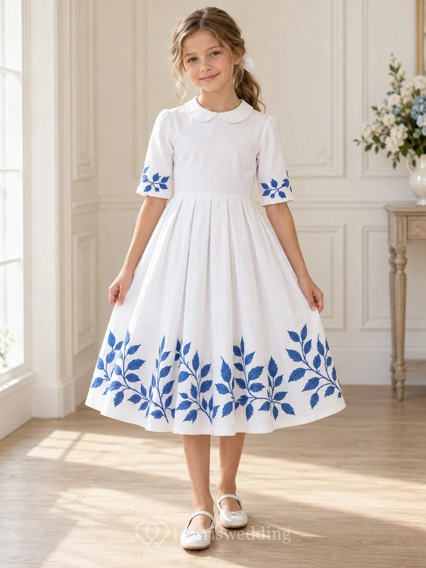 Schlichtes, schlichtes weißes Teelängenkleid mit Peter-Pan-Kragen, Ellbogenärmeln, gezacktem Blättermuster und breiten Falten in A-Linie – perfekt für Blumenmädchen.