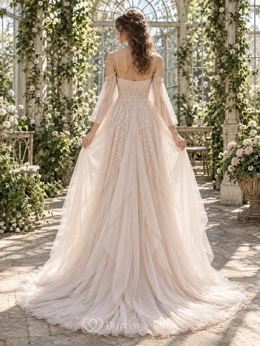 Robe de mariée bohème en tulle à bretelles spaghetti, col carré et manches cape drapées view 2