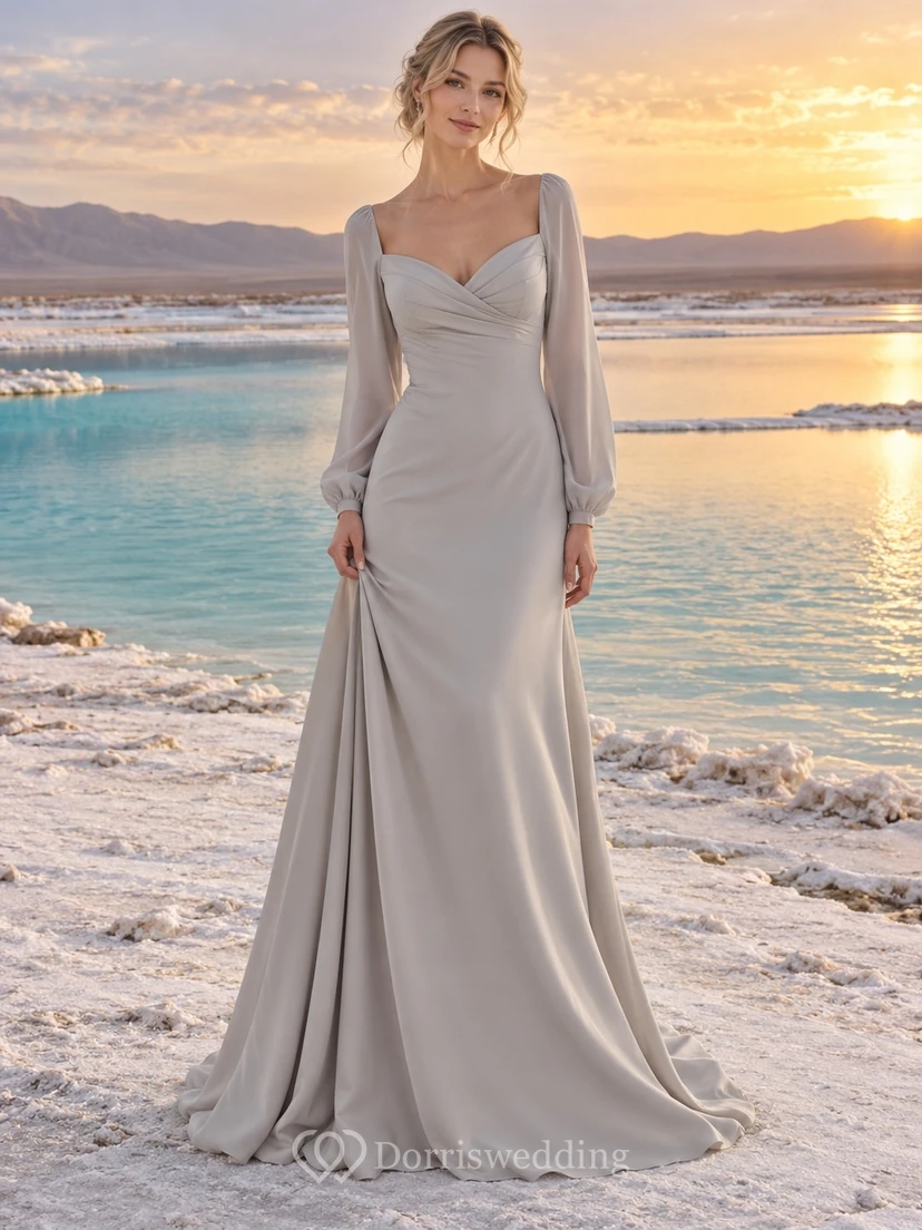 Sencillo vestido de novia plateado de manga larga, corte recto, con escote corazón y corpiño fruncido cruzado.