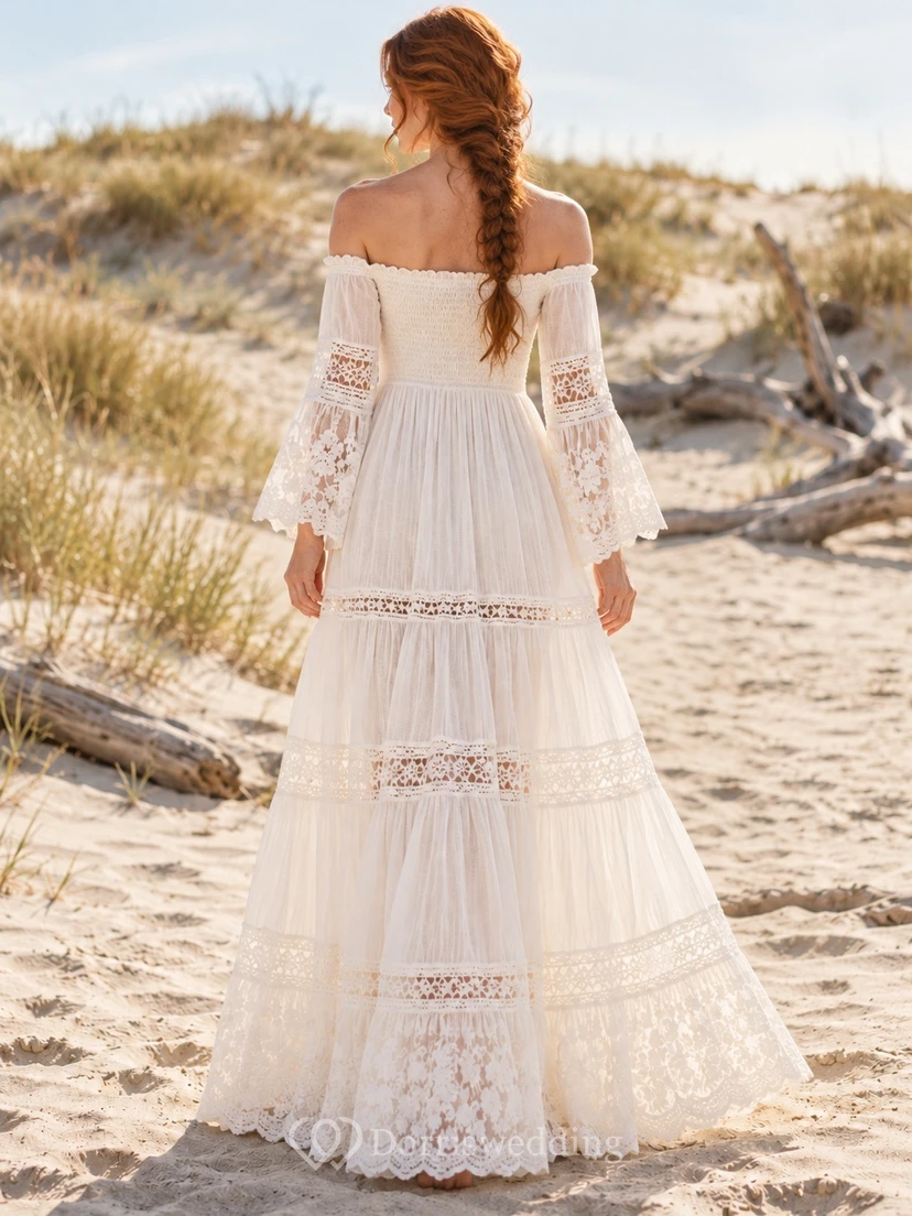 Robe de mariée maxi bohème à épaules dénudées, manches cloche et dentelle à volants view 2