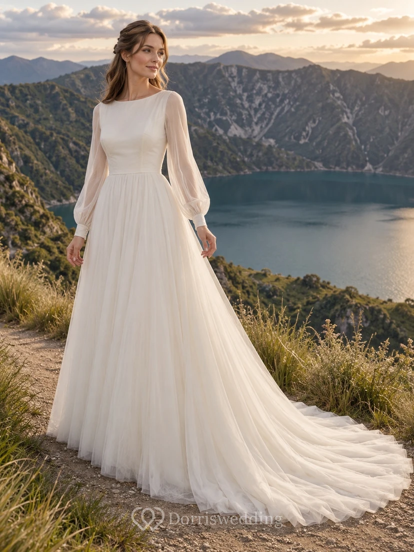 Vestido de novia de tul de manga larga con escote barco, corpiño y cola de corte modesto.