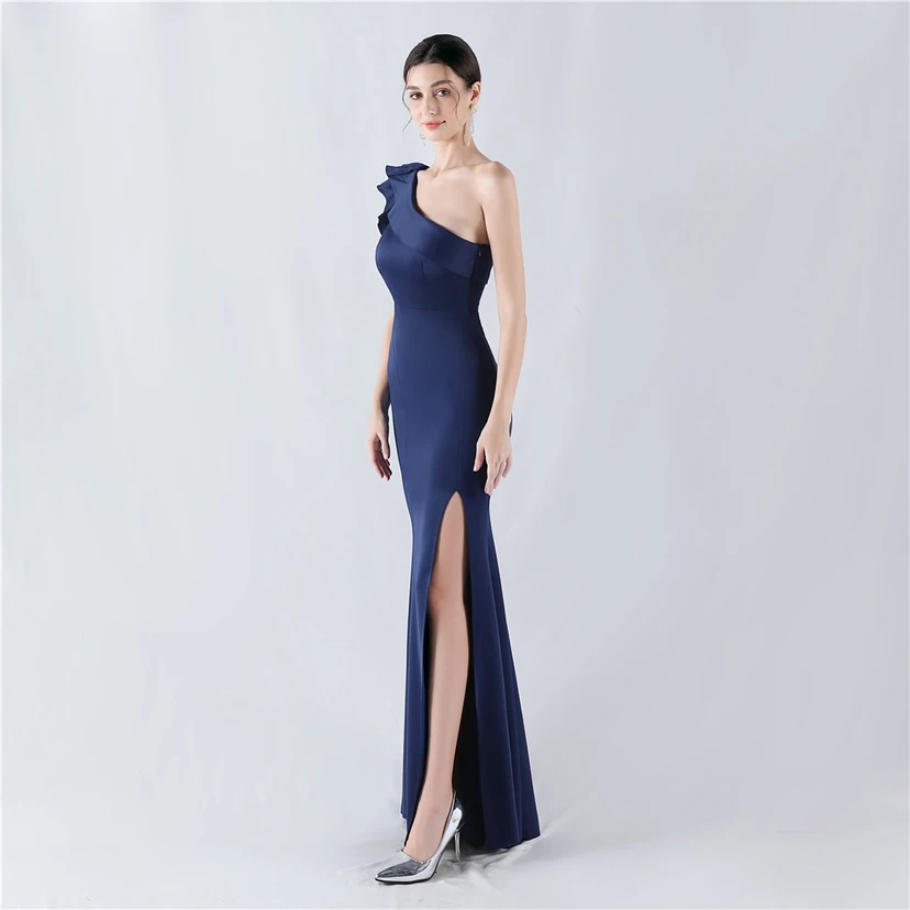 Vestido de noche asimétrico de satén con escote alto y cuello oblicuo, adornado con cuentas. view 35