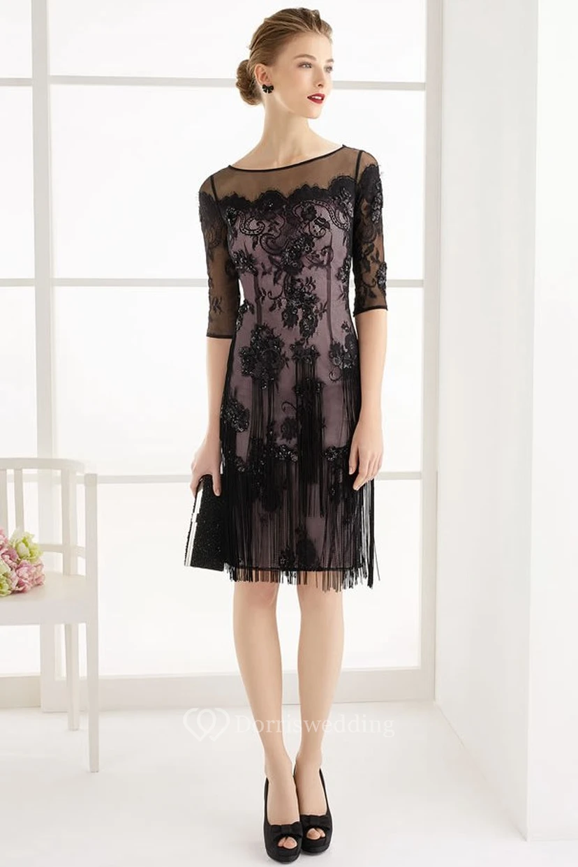 Robe de bal en dentelle à col rond, manches mi-longues et décolleté en V, ornée de franges et d'une encolure en V.