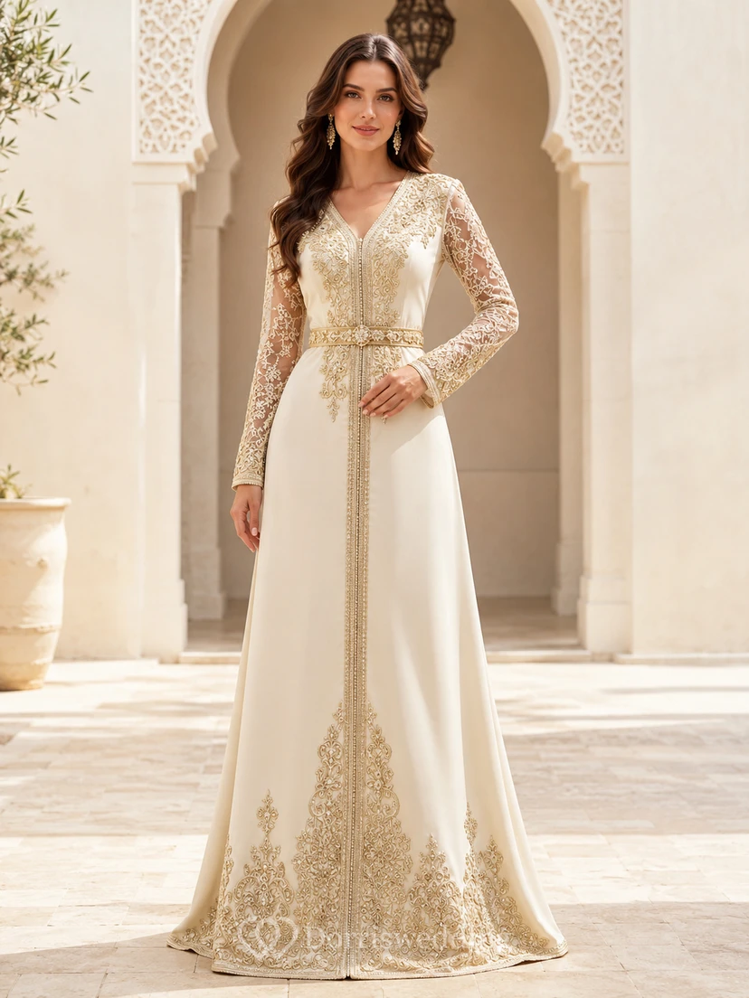 Robe de soirée fourreau en satin ivoire de luxe, col carré, manches illusion longues, broderies dorées, longueur au sol