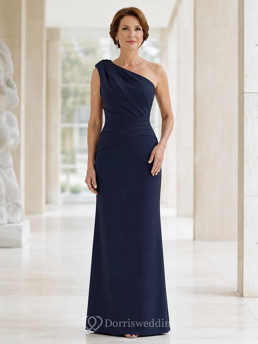 Dunkelblaues, luxuriöses, bodenlanges Etuikleid aus Crêpe für die Mutter der Braut mit One-Shoulder-Ausschnitt und diagonalen architektonischen Falten
