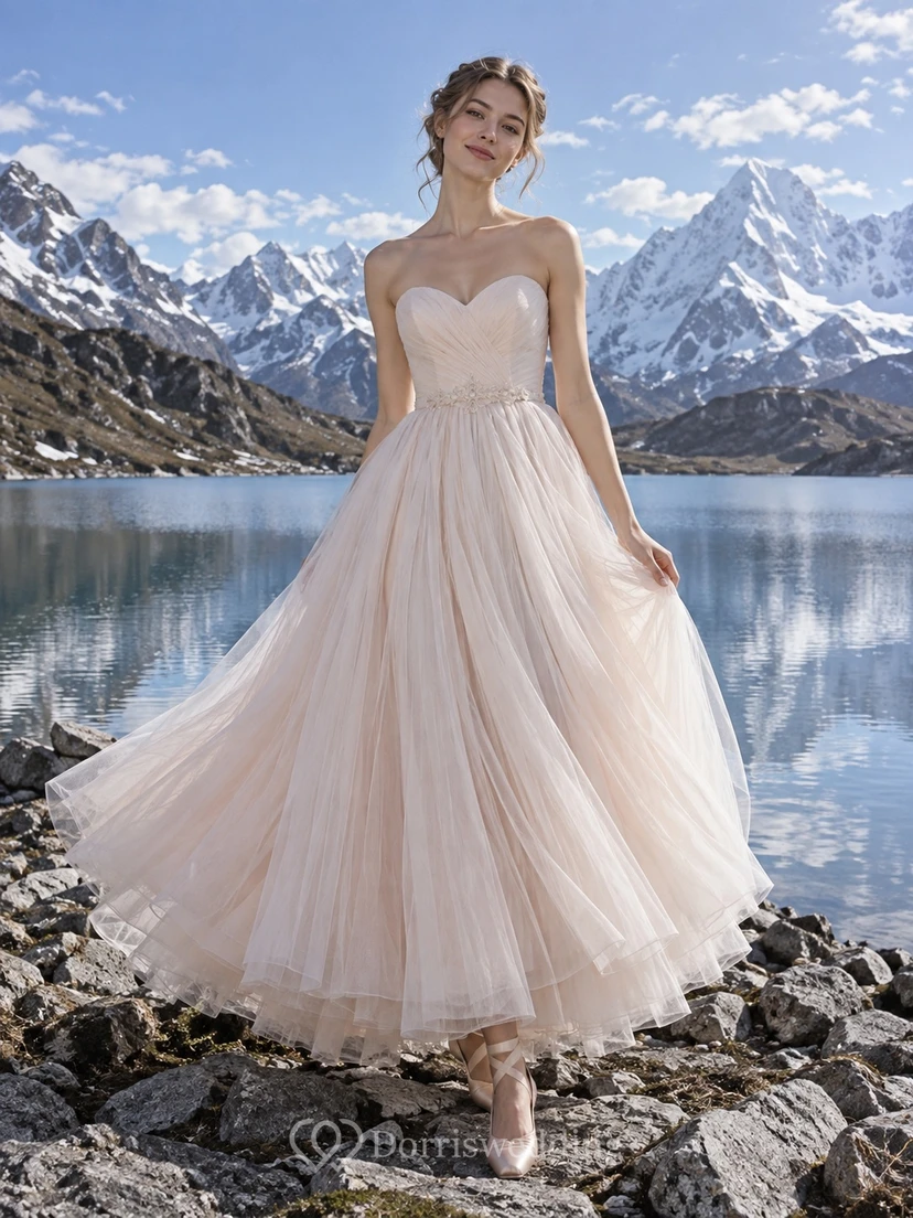 Schlichtes, rosafarbenes, wadenlanges, trägerloses Brautkleid aus Tüll mit Herzausschnitt