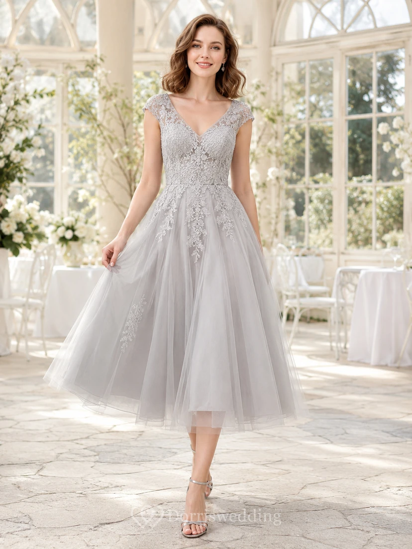 Robe de mariée mi-longue en tulle et dentelle gris argenté à bretelles rondes, style jardin