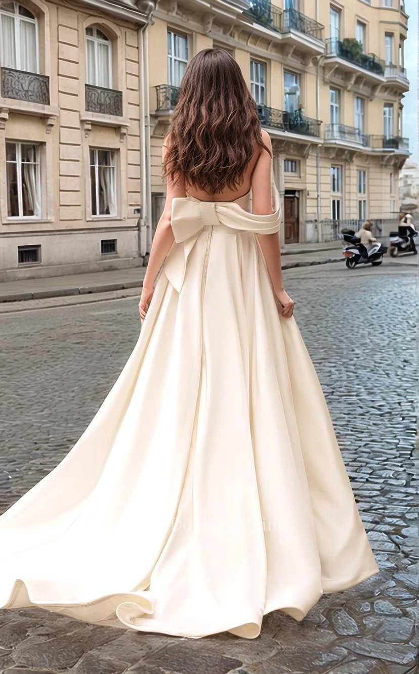 Robe de mariée en satin avec bustier sans bretelles et fente latérale view 2