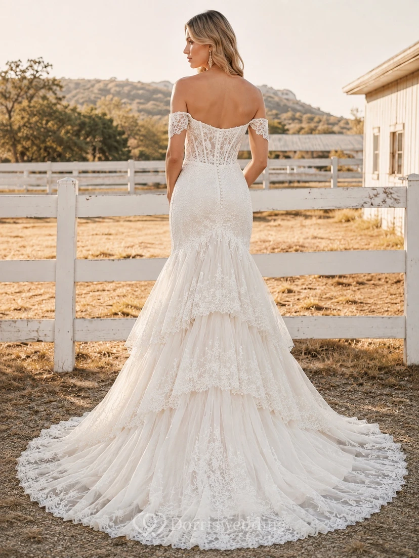 Robe de mariée bohème romantique en dentelle, épaules dénudées, manches courtes, volants, coupe sirène, traîne chapelle view 2